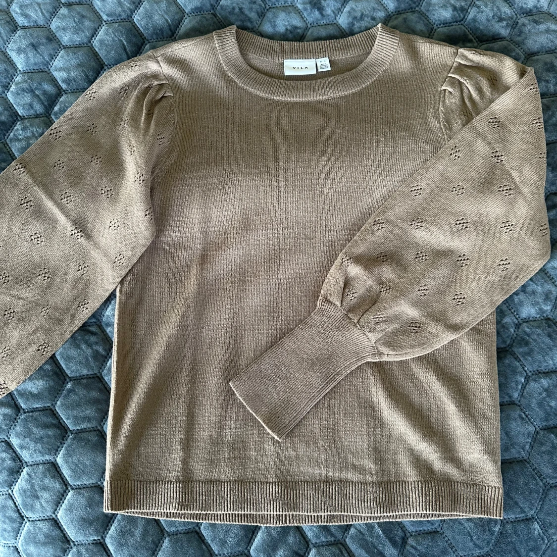 Beige stickad tröja med puffärmar från Vila - 2