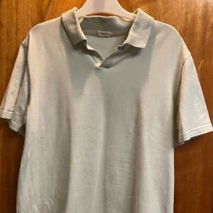 Filippa K piké  - Oanvänd. Herr. Slim fit. Nypris 900 kr. Pris kan diskuteras.