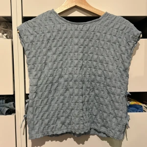 Zara topp/blus - Säljer en super gullig topp från Zara med rosetter på sidorna 💞storlek 11-12 år men passar som ett S💞använd fåtal gånger🌸inga defekter eller hål💗köparen står för frakten💗