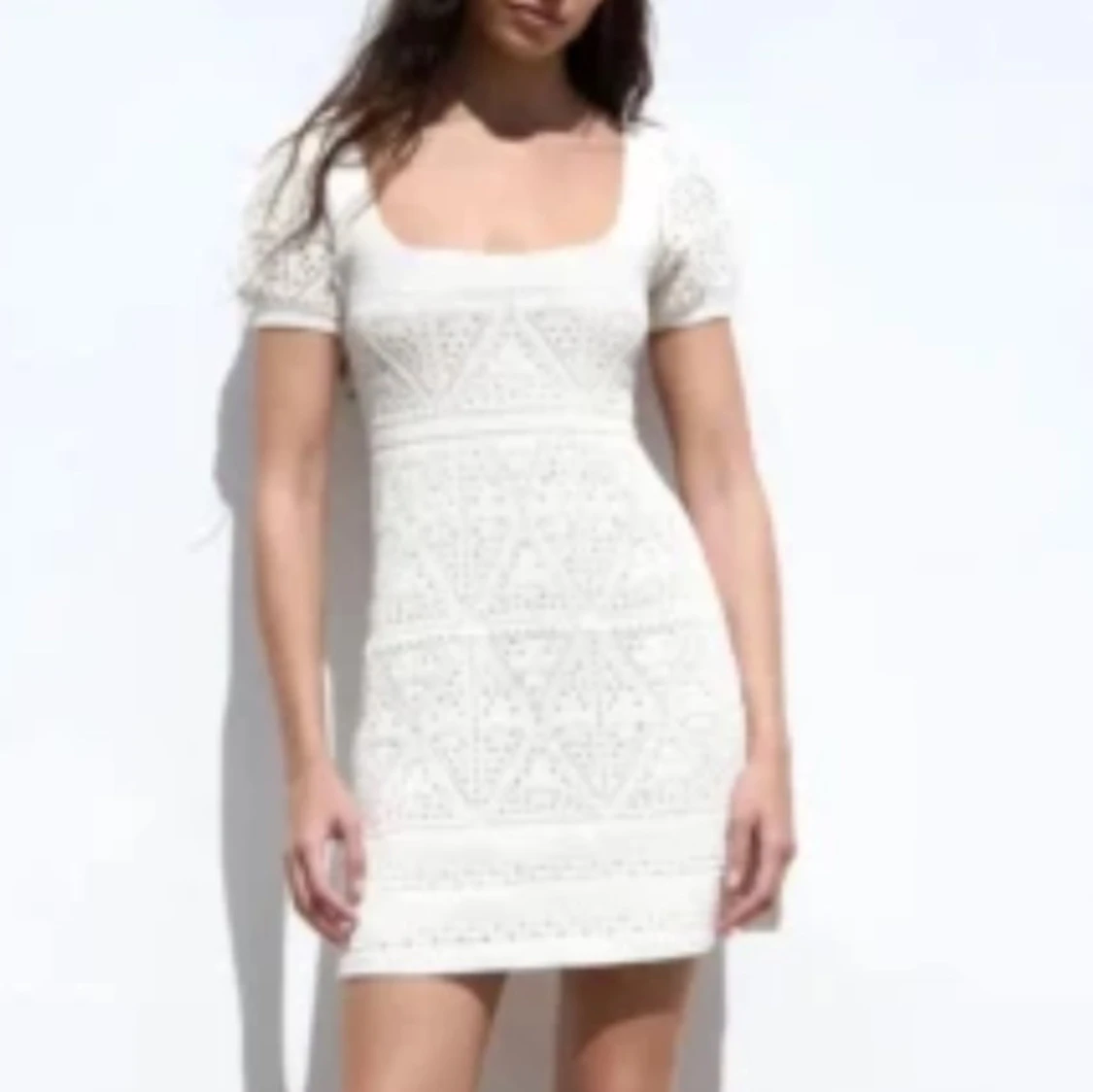 Vit virkad kortklänning med puffärm