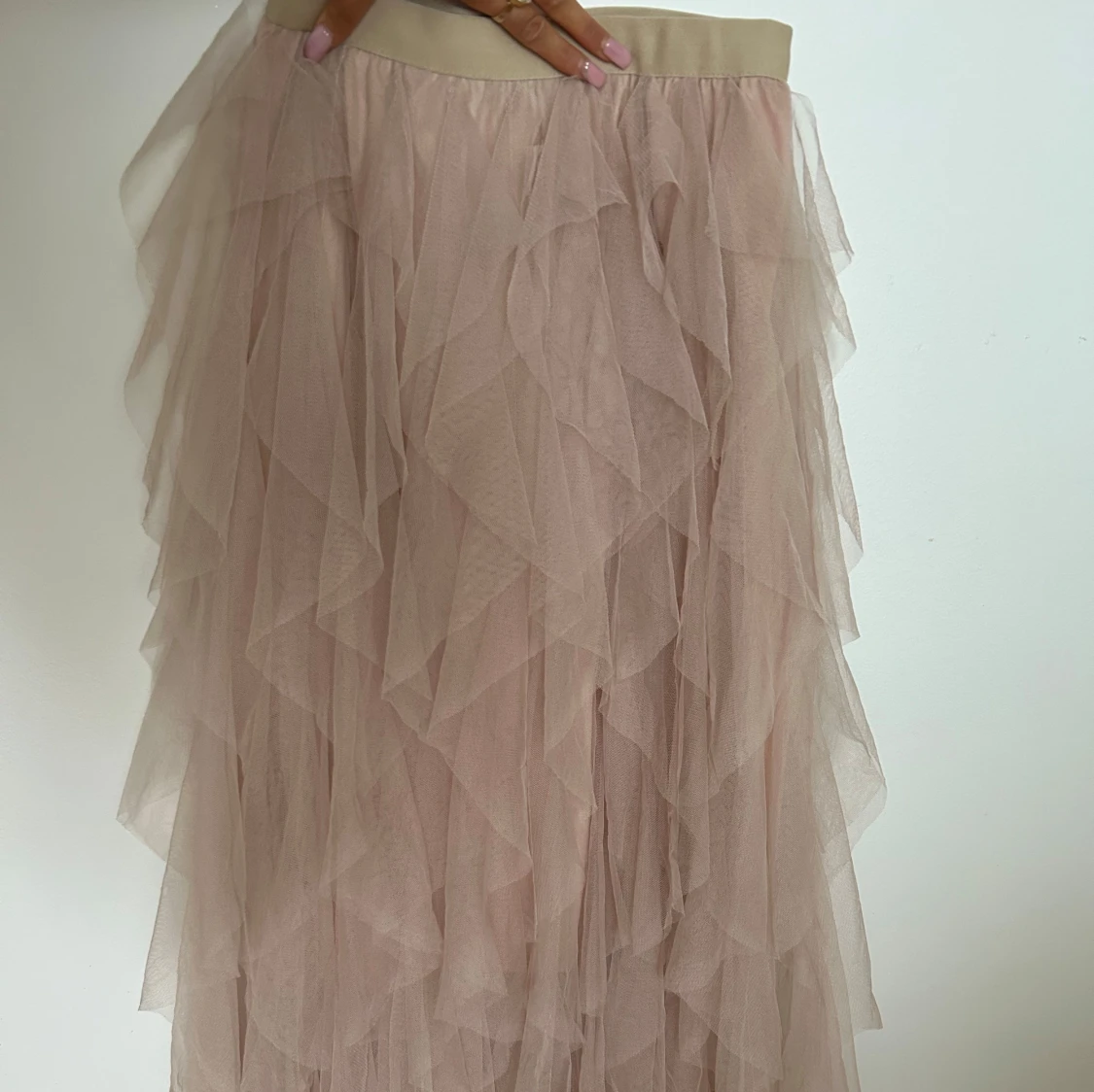 Ljusbeige/rosa volangkjol i tyll - 2