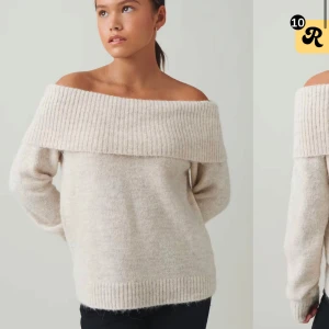 Beige offshoulder stickad tröja - Säljer en supermjuk och mysig beige stickad tröja med bred offshoulder-krage. Perfekt för dig som gillar en avslappnad men ändå trendig stil. Tröjan har långa ärmar och ribbade muddar vid ärmslut och nederkant. Den är använd max 3 ggr💓