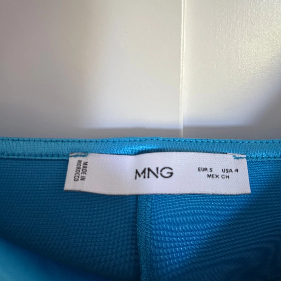 Blå klänning med smala axelband från MNG - 2