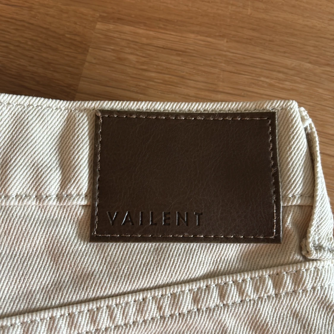 Vita/ beiga raka jeans från Vaillent - 3