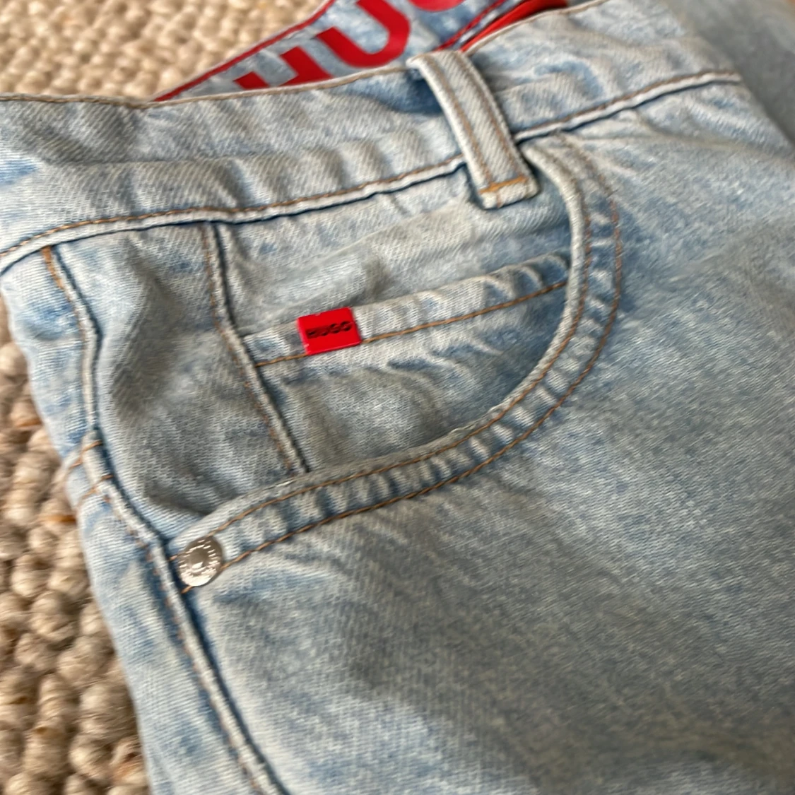 Ljusblå jeansbyxor från Hugo - 1