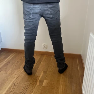 Replay Anbass Jeans - Replay Anbass jeans i färgen mörkgrå riktigt feta och stilrena och är i storlek W27 L32 Priset är ej hugget i sten och hör av er över frågor 💯🙌
