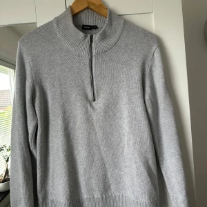 Quarter zip - En quarter zip från LMTd helt ny. Passar XS.                Nypris: 500kr.                                                                       Mitt pris: 200kr