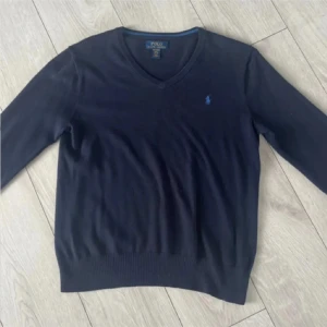 Mörkblp Ralph Lauren tröja - Säljer denna Ralph Lauren tröja | storlek: 14-16y som motsvarar XS/S | skick: 9/10 | skriv vid frågor/funderingar! Kom med bud! 
