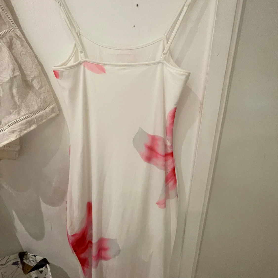 Vit långklänning med rosa blommor - 2