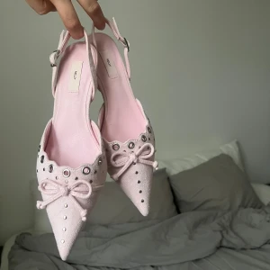 klackar  - helt nya klackar från Nelly i den finaste rosa färgen och mocka material 🩷 köpte för 480kr. Klackhöjd 4 cm