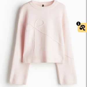 Vit stickad tröja med rosettdetalj från H&M - Superfin !VIT! stickad tröja från H&M med en dekorativ rosettdetalj framtill. Tröjan har rund halsringning, långa ärmar och ribbade muddar. Perfekt för en söt och stilren look, super fin. Storlek M men funkar för S. Just nu är den slutsåld:). Använd endast några gånger men har tecken på användning (noppig) 