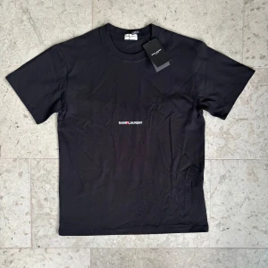 Saint Laurent t shirt - Riktigt fet saint Laurent tisha || Helt ny! || Lite skrynklig men det går enkelt att fixa || Skriv för fler frågor eller bilder || Storlek M ||