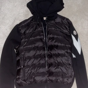Moncler cardigan - Detta är en moncler cardigan i färgen svart, strlk M sitter som M men passar även bra på S beroende kroppsform. Hör av er vid köp eller intressen.