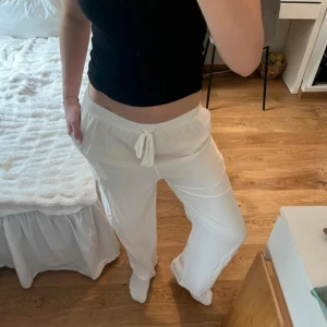 Vita sommar byxor - Säljer ett par vita super sköna byxor nu till sommaren. Väldigt stretchiga, passar XS/S. Aldrig använda bara testade, i mycket bra skick! Köpta i Kroatien💕