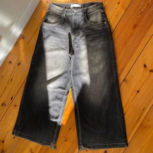 Mega baggy jeans Bershka - Mega baggy jeans från bershka, storlek 40, svart med gul bordering, inte längre tillgängliga, dm för mått, heelbite på bild 5, köptes i augusti, pris kan diskuteras. 