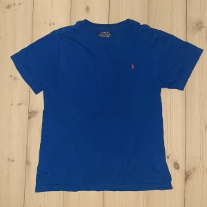 Ralph lauren t-shirt - En snygg T-tröja från ralph louren i storlek        L/G (14-16) (XS i vuxen stl) Kontakta om intresse! Pris kan diskuteras.