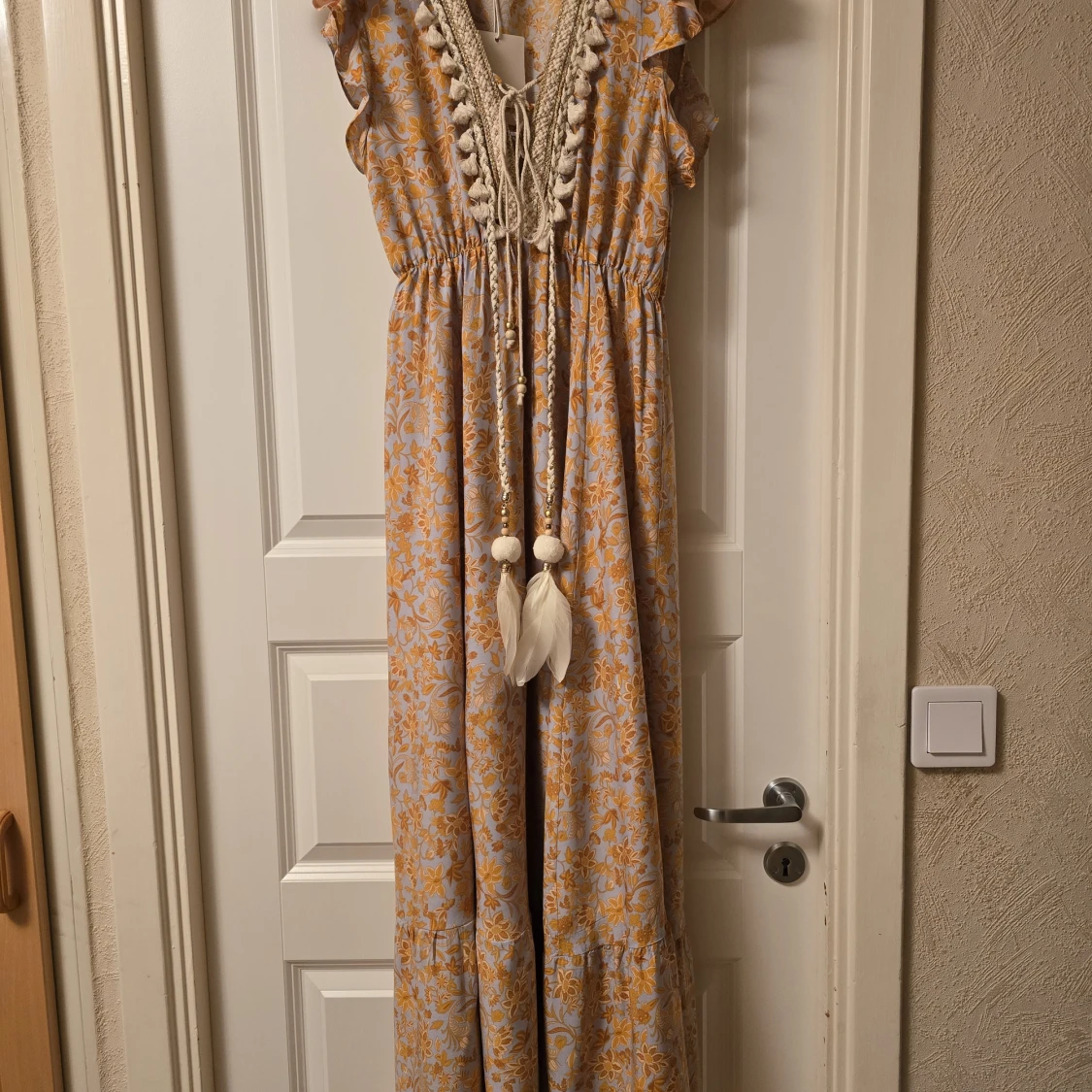 Blommig långklänning med volang och knytband