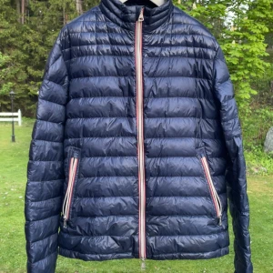 Moncler Daniel short down Giubbotton Marinblå - Säljer nu min Moncler Daniel short down  Giubbotton Marinblå i stl 5 (passar M-L).  Perfekt vår och sommar jacka. Skick 9-10 inprincip nyskick bortsätt från en liten lagning på höger arm som knappt syns. Retail 13.500kr (säljs fortfarande i butik) mitt pris 2.999kr. Byten kan vara intressant, i skor stl 42-43 och i kläder M-L