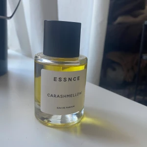 Carashmellow ESSNCE  - Populära parfymen Carashmellow från ESSNCE, perfekt för dig som gillar gourmanddofter. Endast provsprutad 4-5 gånger för att se om doften passade men tyvärr gjorde den inte det på mig. Skriv för fler frågor! :) 