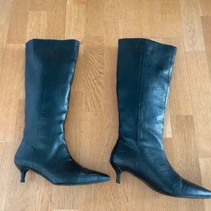 Söker! Från Gina Tricot.  - Söker ett par svarta knähöga stövlar med smal klack och spetsig tå från Gina tricot:)! 