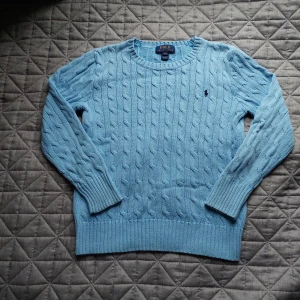 Ralph Lauren Knit - Tjena, nu var det dags att sälja denna fina Ralph Lauren knit tröjan. 🍾Lite osäker på storleken men det är M (10-12). Väldigt fint skick och fin blå färg som passar perfekt nu till sommarkvällar. Hör gärna av dig vid frågor😁🛥✈️🌅🏙