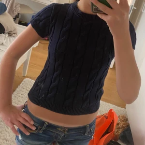 Snygg kabelstickad tröja💙 - Säljer en jätte fin kabelstickad t-shirt från Gina tricot💓 säljer pga ingen användning längre, bara att skriva för frågor !!