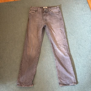 Grå jeans från Jack & Jones - Säljer ett par grå jeans från Jack & Jones, modell Relaxed Chris.Perfekta för dig som gillar en avslappnad look. Använt endast en gång. Sprillans nytt skick. 10/10