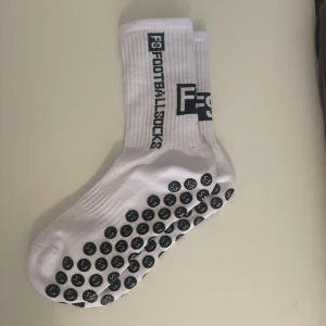 FS Skillsocks 1 par - Jag säljer FS Skillsocks helt nytt skick riktigt bra kvalite. Är användbart vid både match och träning.  Pris för 1 par: 50 kr. Pris för 2 par: 80 kr. Pris för 3 par: 100kr. Checka in min profil för alla annonser. Passar främst storlek 42-45.