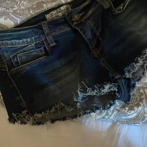 Lågmidjade jeansshorts! - Midjemått-33cm, står att de är S/36cm då det är stretchiga! Har gjort om från gamla jeans, säljer billigt därav dragkedjan är lite seg, då den egentligen inte är till för att användas skulle jag tro! Använd gärna köp nu! Aldrig använda! ☺️