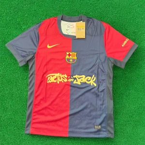 FC Barcelona Raphinha fotbollströja - Säljer en FC Barcelona fotbollströja med Raphinha och nummer 11 på ryggen. Tröjan är röd och blå med gula detaljer, kortärmad och har klubbmärket samt Nike-logga på bröstet. Materialet är lätt och andas, perfekt för match eller träning.