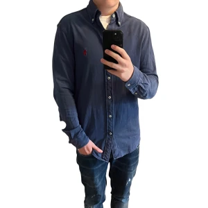 Ralph lauren skjorta   - Säljer denna rikigt feta Ralph lauren skjortan⭐️Skick: 9,5/10!🙌 Storlek S : Featherweight mesh!🤝Hör gärna av er om ni har funderingar!👍