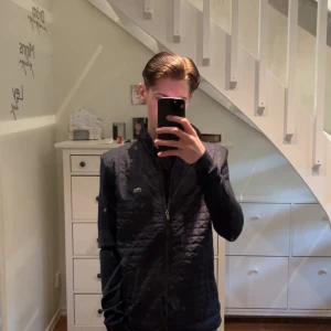 Lacoste cardigan jacka   - Säljer den här Lacoste hybridjackan/cardigan jackan, i storlek S, för 850 kr | Skick: 9/10, fint skick. | Nypris: 2400kr | Skriv om minsta funderingar | 