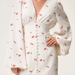 Adoore Florence Dress  - Superfin vit klänning med långa vida ärmar. Klänningen har v-ringning, markerad midja och dekorativa knappar framtill. Perfekt för sommarens alla tillfällen!  Nypris: 1495kr. Säljes för 1100kr, prutat och klart. Endast använd 1 gång☺️Skicka meddelande för fler bilder. 