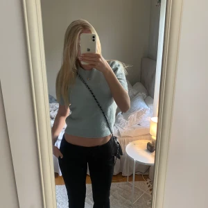 Ljusblå stickad croppad tröja från H&M - Ljusblå stickad T-shirt från hm. Den är lite nopprig 