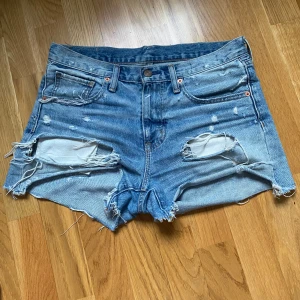 Jeans ralph lauren - JeansShorts med hål i från ralph lauren. De är i strl S och normala i storleken. Dem är i fint skick!! Originalpris: 1200 kr. Säljer för 450 men pris går att diskutera vid snabb affär❤️