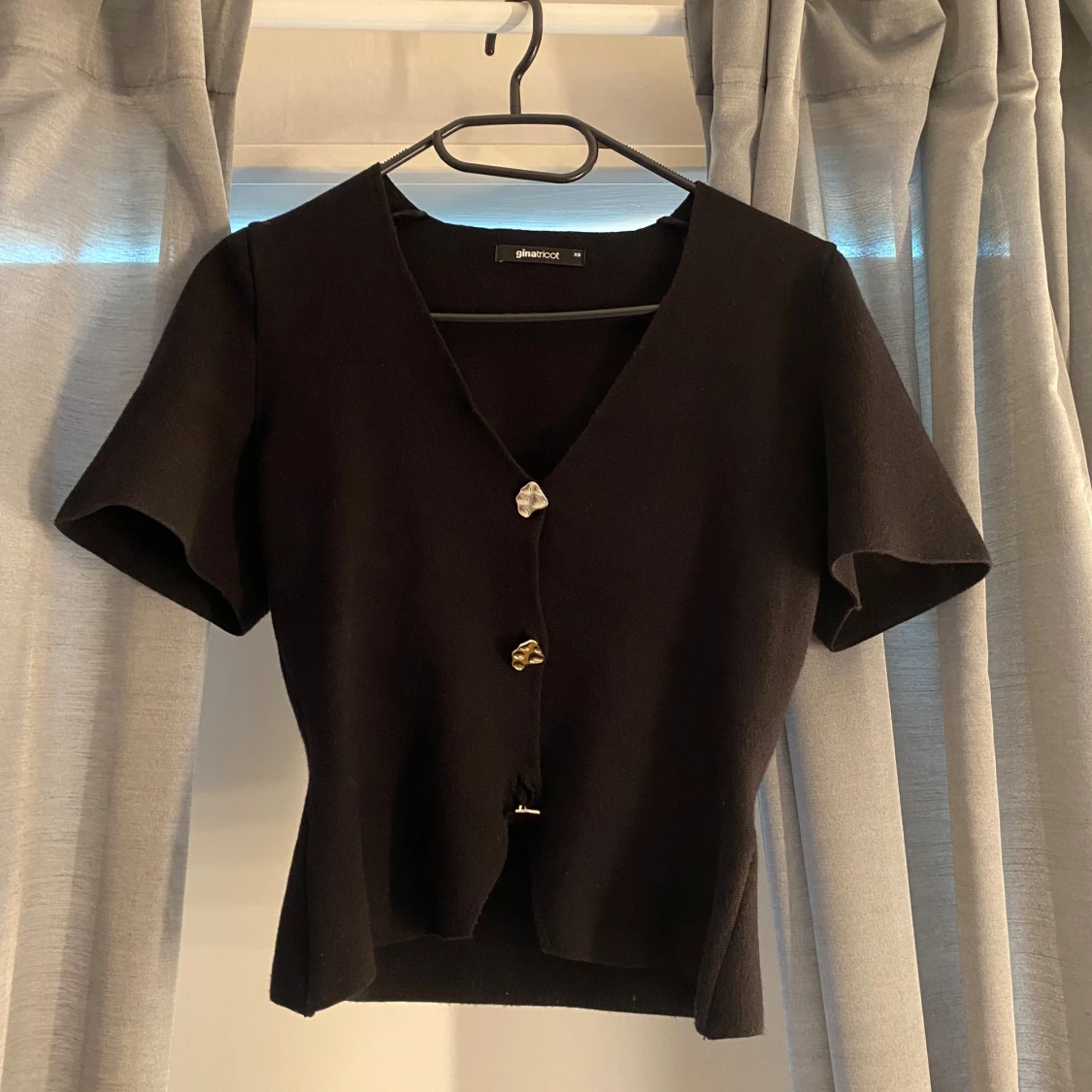 Svart kortärmad topp med knappar från Gina Tricot - 1