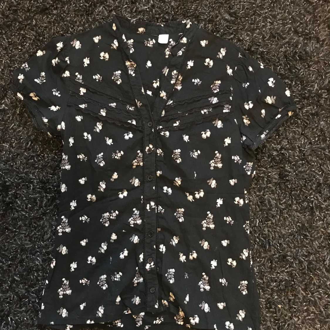Svart blommig skjorta med kort ärm - 1