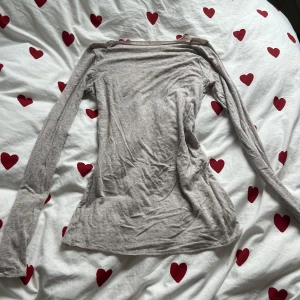 Intimissimi boatneck tröja - Långärmad boatneck tröja i färgen snäcka från intimissimi, använd fåtal gånger (mindre än 10) och är som ny. Den kan användas både som en tunn tröja och undertröja. Priset kan diskuteras!