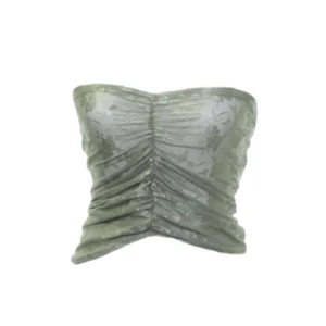 Grön blommig topp - Söt grön topp med blommigt mönster. Toppen är axelbandslös och har en lite skimrande yta. Lite fodrad på insidan för att ej vara genomskinlig fram (se bild 4). Storlek M men skulle säga att den är mer en S 🌸Använd fåtal gånger, i princip i nyskick!