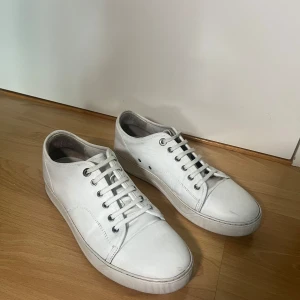 Lanvins DDB1 - Lanvin DDB1 | Nypris: 5000kr | Storlek: uk 7 innermåttet är ca 28cm  |Skick: mycket bra | Medföljer: endast skor | extremt snygga och är extremt eftertraktade nu till sommaren! Passar både fest och vardag! Hör av dig vid minsta lilla fråga🤩