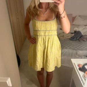 Sommar klänning - Säljer denna sjukt söta sommar klänningen!! Använd en gång av mig 💛
