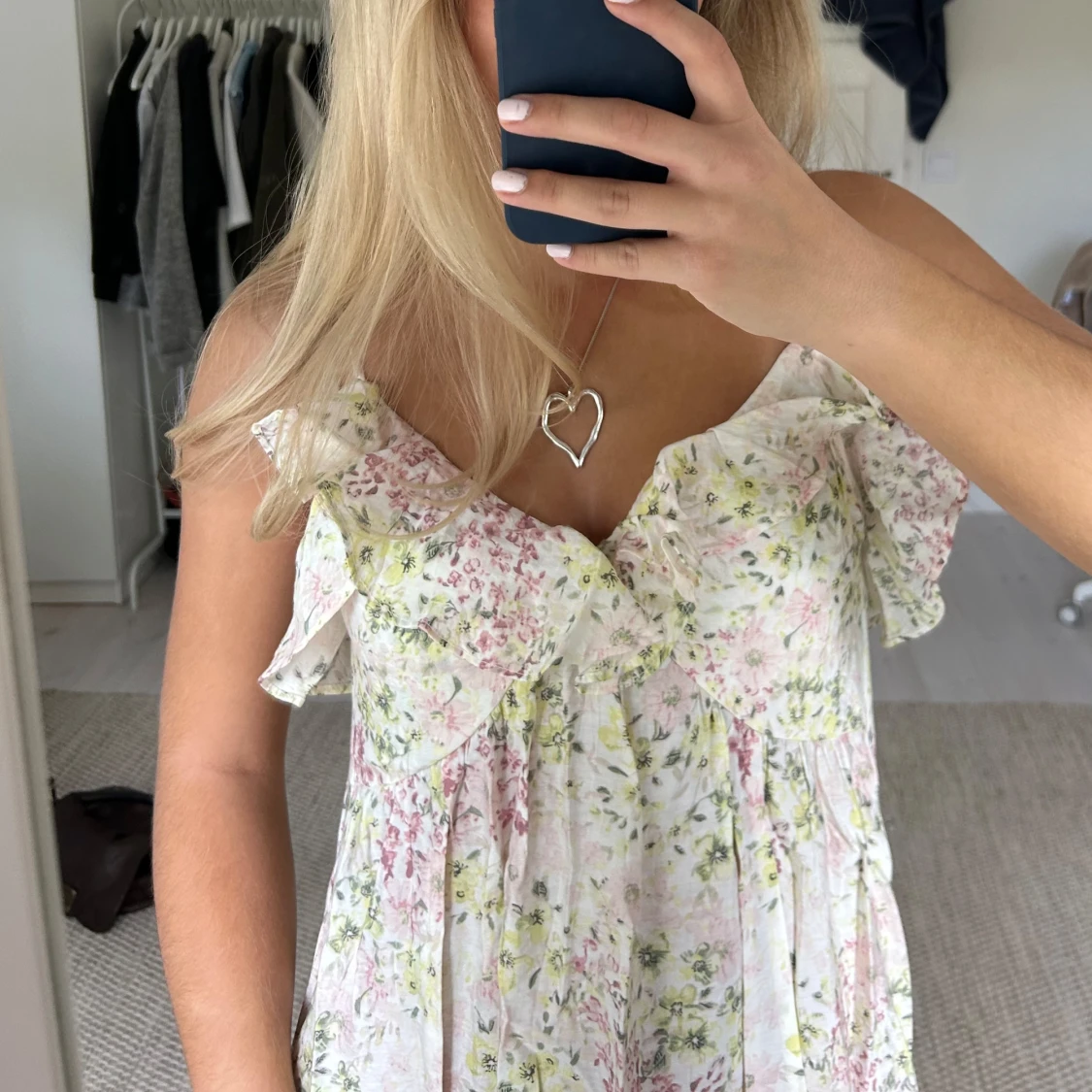 Blommig långklänning med volang - 1