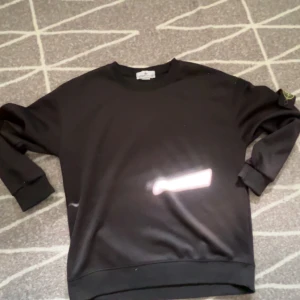 Stone Island tröja - Säljer denna feta tröjan från Stone Island, säljer då jag nyss beställt hem den men den var för liten. Hör av er om ni vill ha fler bilder elr undrar nåt🙌🤙