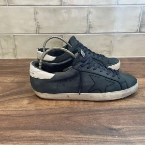 Golden Goose skor - Golden Goose skor | Skicket är 8,5/10 Storlek 41 - Nypris 5399kr - Vårt pris 1899kr, skorna är i fint skick finns knappast någon deffekt, enda är ett litet svart märke på sulan. Endast skorna följer med. Tveka inte vid att ställa frågor vid fundering