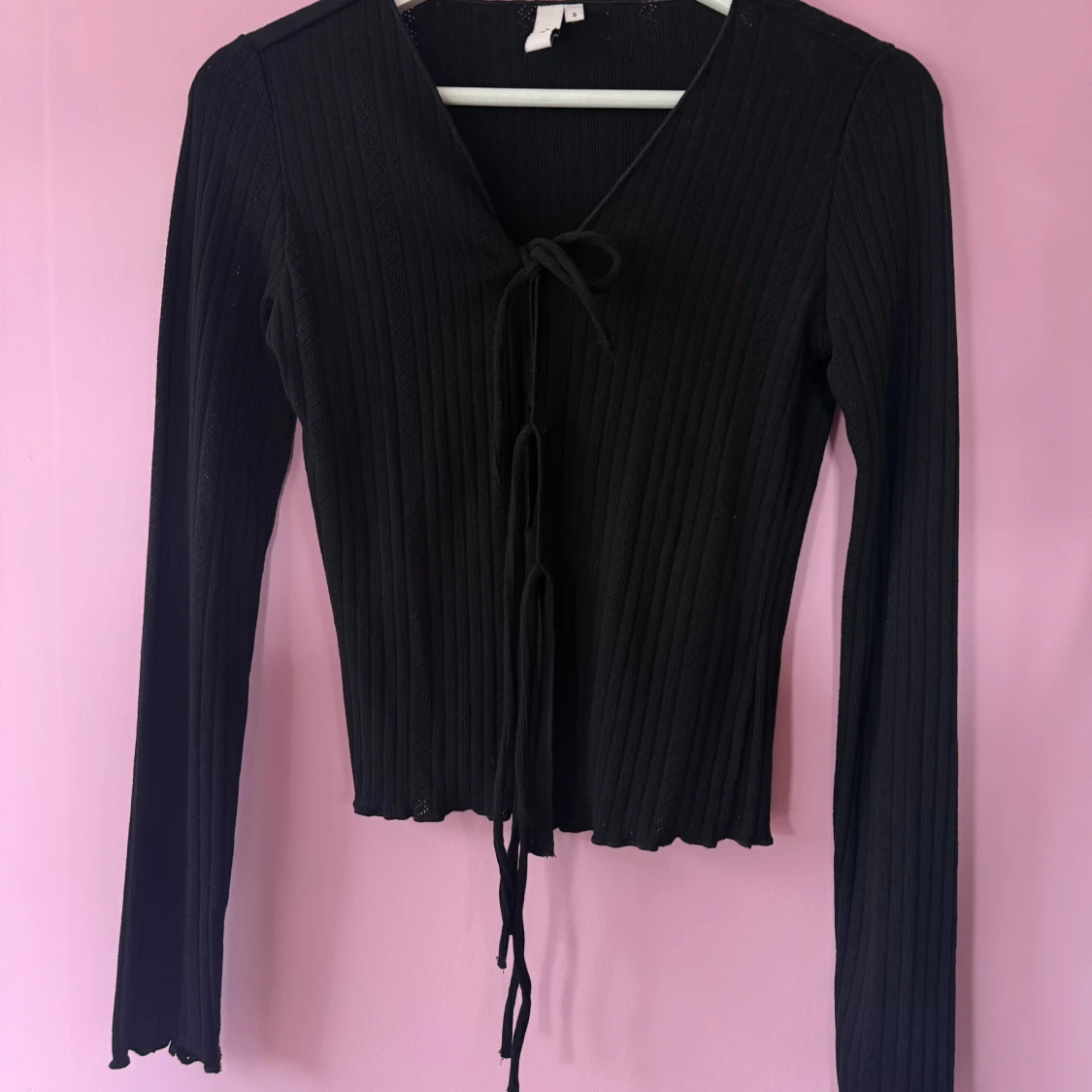 Svart ribbad knyttröja från Nelly