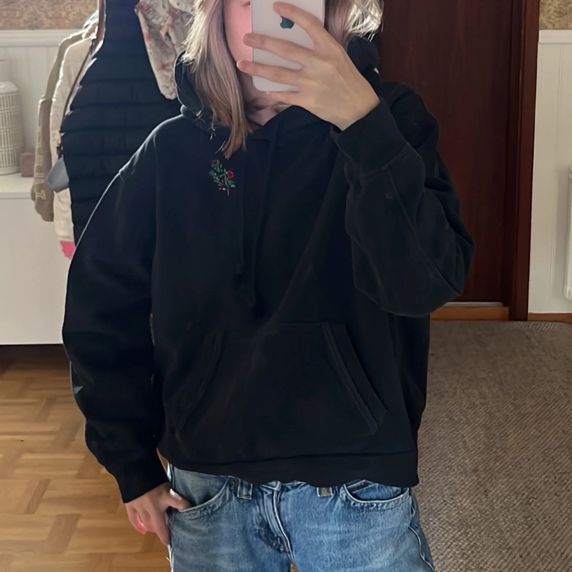 Svart hoodie från Levi's med blommigt broderi - 1