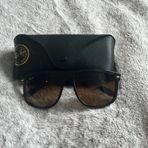 Ray ban boyfriend  - Hej! Säljer ett par helt nya Rayban boyfriend, dom är helt nya och aldrig använda. Fodral ingår med solglasögonen! Hör av er vid fler frågor!! 