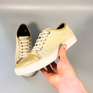 Lanvin skor - Lanvins i Uk 6 vilket motsvarar runt 40-41 i lanvin storelk. Väldigt fint skick förutom en liten defekt på tån. Men det kan nog gå bort. Sulan är målad med shoe hero… kom med frågor 