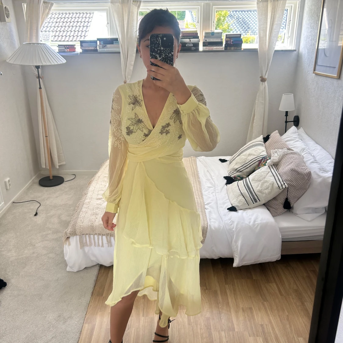 Ljusgul omlottklänning med broderade blommor - 1