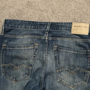 Blå Replay Waitom jeans - Tja, säljer mina replay jeans i storlek 30/32. Fint skick och inga defekter! Skriv vid intresse!